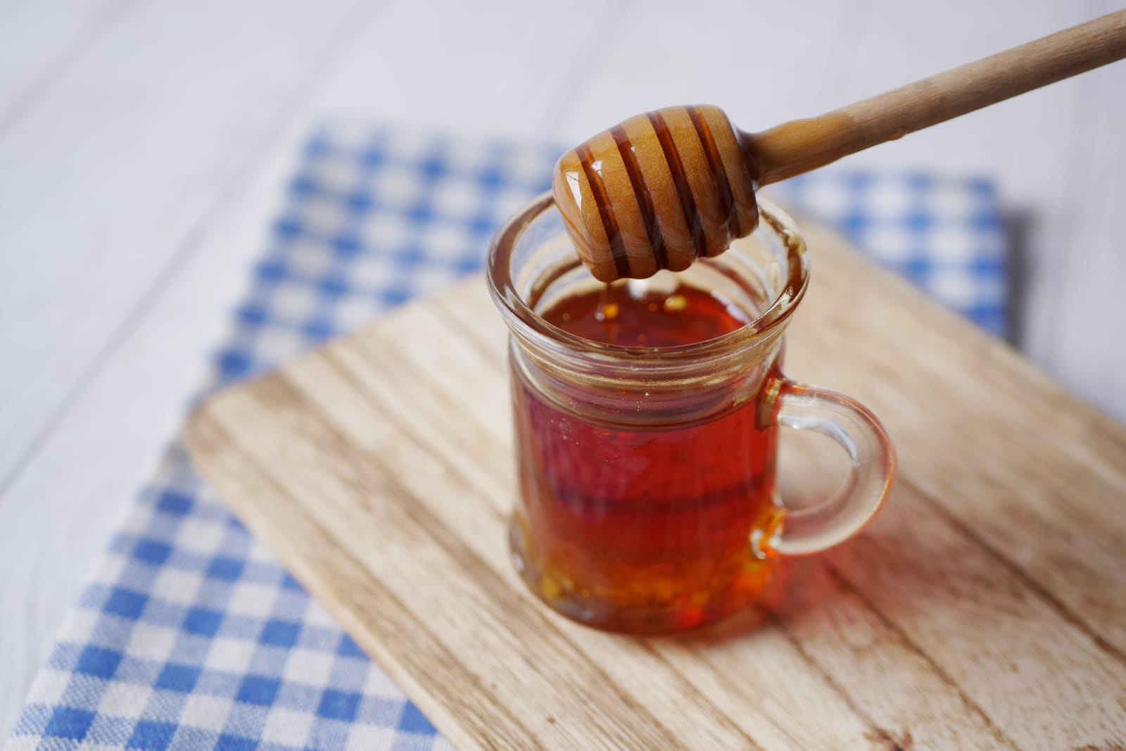51255116_close-up-of-fresh-honey-with-spoon-on-table